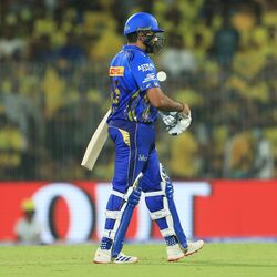 <p>ரோஹித் சர்மா தலைமையிலான இந்திய அணி கடந்த 10 மாதங்களில் இரண்டு ஐசிசி கோப்பைகளை வென்றுள்ளது. டி20 உலகக் கோப்பையை வென்ற பிறகு, ரோஹித் சாம்பியன்ஸ் டிராபியையும் வென்றார். இருப்பினும், ஐபிஎல் 2025 இல் ஹிட்மேனின் மறுபிரவேசம் சிறப்பாக இல்லை. மும்பை இந்தியன்ஸின் மிகப்பெரிய எதிரியான சென்னை சூப்பர் கிங்ஸுக்கு எதிரான சீசனின் முதல் போட்டியில் நட்சத்திர தொடக்க வீரர் ரோஹித் சர்மா பரிதாபமாக அவுட்டானார். போட்டியின் முதல் ஓவரில் ரன் எதுவும் அடிக்காமல் பெவிலியன் திரும்பினார்.</p>