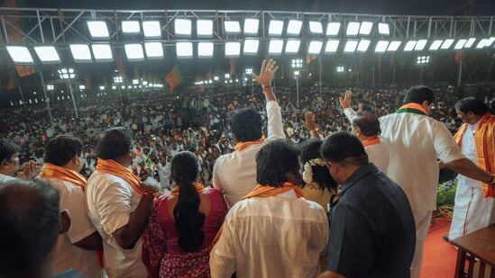 திருச்சி பொதுக்கூட்டத்தில் திரளாக திரண்டு வந்த பாஜக தொண்டர்களை நோக்கி உற்சாகப்படுத்திய பாஜக மாநில தலைவர் அண்ணாமலை.