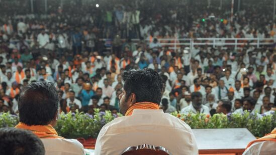 திருச்சியில் தேசிய கல்விக் கொள்கை விளக்க பொதுக்கூட்டத்தில் எச்.ராஜா பேசிக் கொண்டிருந்த போது, அதை கவனித்த தமிழக தலைவர் அண்ணாமலை