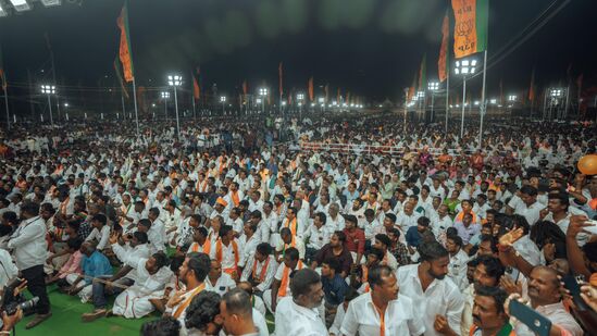 தரையில் அமர்ந்து பாஜக பொதுக்கூட்டத்தில் ஆர்வமுடன் பங்கேற்ற தொண்டர்களின் ஒரு பகுதியினர்