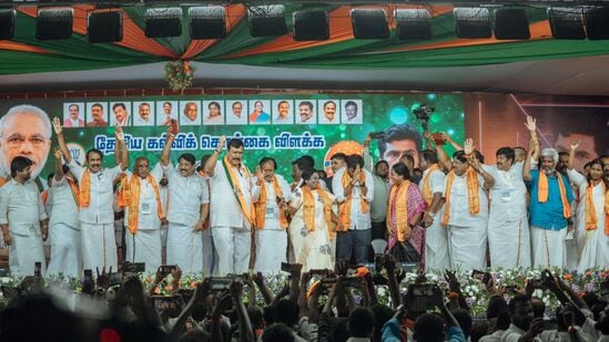 தேசிய கல்வி கொள்கை விளக்க பொதுக்கூட்ட மேடையில் தொண்டர்களை உற்சாகப்படுத்திய மாநில தலைவர் அண்ணாமலை மற்றும் தமிழிசை, எச்.ராஜா, வானதி சீனிவாசன், நயினார் நாகேந்திரன், பொன்ராதாகிருஷ்ணன் உள்ளிட்டோர்.