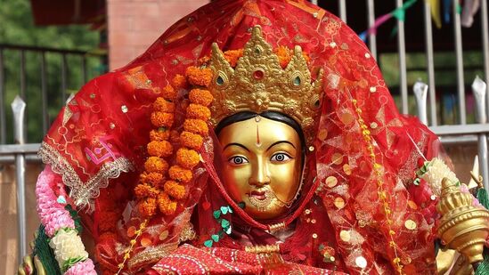 குறிப்பாக ஏப்ரல் 5 ஆம் தேதி, சந்திரனும் கடக ராசியில் நுழைகிறது, செவ்வாய்-சந்திரன் சேர்க்கை மகாலட்சுமி யோகத்தை உருவாக்குகிறது. இந்த சுப யோகம் சில ராசிக்காரர்களுக்கு மிகவும் நன்மை பயக்கும். இந்த சூழ்நிலையில், மகாலட்சுமி ராஜயோகத்தால் யாருக்கு அதிக பலன் கிடைக்கும் என்பதை பார்க்கலாம்.