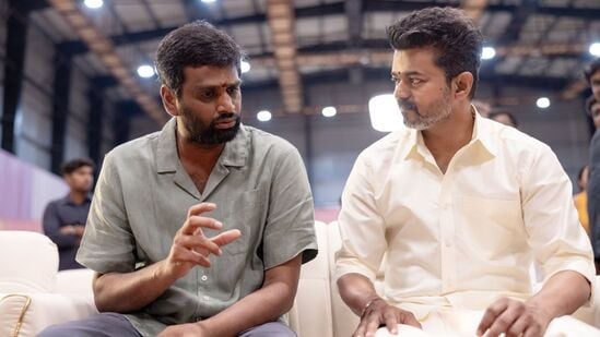 Jana Nayagan Movie Update: பல கோடிக்கு கைமாறிய விஜய்யின் ஜன நாயகன் பட ஓடிடி ரைட்ஸ்! போட்டிக்கு நடுவே கைப்பற்றியது யார்? Jana Nayagan Movie Update: பல கோடிக்கு கைமாறிய விஜய்யின் ஜன நாயகன் பட ஓடிடி ரைட்ஸ்! போட்டிக்கு நடுவே கைப்பற்றியது யார்?
