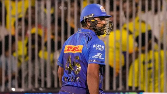 ரோஹித் 4 பந்துகளில் டக் அவுட்டுடன் டிரெஸ்ஸிங் ரூமுக்கு திரும்ப வேண்டியிருந்தது. இதன் மூலம் ஐபிஎல் வரலாற்றில் அதிக முறை டக் அவுட் ஆன வீரர் என்ற மோசமான சாதனையை ரோஹித் சர்மா படைத்துள்ளார். ஐபிஎல் வரலாற்றில் ஹிட்மேன் டக் அவுட் ஆவது இது 18-வது முறையாகும். இந்த மோசமான சாதனையை இதற்கு முன்பு தினேஷ் கார்த்திக் மற்றும் கிளென் மேக்ஸ்வெல் ஆகியோர் செய்திருந்தனர். தற்போது ரோஹித்தும் அந்த மோசமான சாதனையை சமன் செய்துள்ளார். ரோஹித் 4 பந்துகளில் டக் அவுட்டுடன் டிரெஸ்ஸிங் ரூமுக்கு திரும்ப வேண்டியிருந்தது. இதன் மூலம் ஐபிஎல் வரலாற்றில் அதிக முறை டக் அவுட் ஆன வீரர் என்ற மோசமான சாதனையை ரோஹித் சர்மா படைத்துள்ளார். ஐபிஎல் வரலாற்றில் ஹிட்மேன் டக் அவுட் ஆவது இது 18-வது முறையாகும். இந்த மோசமான சாதனையை இதற்கு முன்பு தினேஷ் கார்த்திக் மற்றும் கிளென் மேக்ஸ்வெல் ஆகியோர் செய்திருந்தனர். தற்போது ரோஹித்தும் அந்த மோசமான சாதனையை சமன் செய்துள்ளார்.