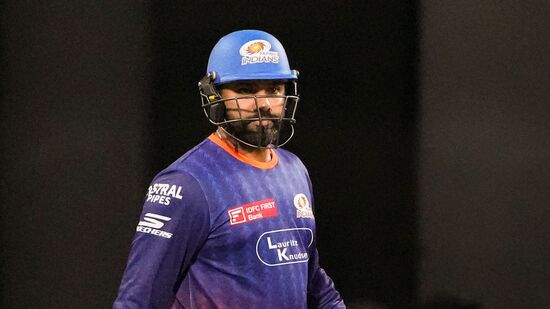 டாஸ் வென்ற சென்னை சூப்பர் கிங்ஸ் அணியின் கேப்டன் ருதுராஜ் கெய்க்வாட் முதலில் பேட்டிங்கை தேர்வு செய்தார். மும்பை அணியின் தொடக்க ஆட்டக்காரர்களாக ரோகித் சர்மாவும், ரியான் ரிக்கல்டனும் களமிறங்கினர். சிஎஸ்கே சார்பில் முதல் ஓவரை கலீல் அகமது வீச வந்தார். ரோஹித் அதிரடியாக ஆடினார். முதல் மூன்று பந்துகளில் ஹிட்மேனால் ரன் ஏதும் எடுக்க முடியவில்லை. ரோஹித் நான்காவது பந்தை வேகமாக அடித்தார், ஆனால் பந்து நேராக மிட்விக்கெட்டில் நின்று கொண்டிருந்த சிவம் துபேவிடம் சென்றது. துபே கேட்ச் பிடிப்பதில் எந்த தவறும் செய்யவில்லை. டாஸ் வென்ற சென்னை சூப்பர் கிங்ஸ் அணியின் கேப்டன் ருதுராஜ் கெய்க்வாட் முதலில் பேட்டிங்கை தேர்வு செய்தார். மும்பை அணியின் தொடக்க ஆட்டக்காரர்களாக ரோகித் சர்மாவும், ரியான் ரிக்கல்டனும் களமிறங்கினர். சிஎஸ்கே சார்பில் முதல் ஓவரை கலீல் அகமது வீச வந்தார். ரோஹித் அதிரடியாக ஆடினார். முதல் மூன்று பந்துகளில் ஹிட்மேனால் ரன் ஏதும் எடுக்க முடியவில்லை. ரோஹித் நான்காவது பந்தை வேகமாக அடித்தார், ஆனால் பந்து நேராக மிட்விக்கெட்டில் நின்று கொண்டிருந்த சிவம் துபேவிடம் சென்றது. துபே கேட்ச் பிடிப்பதில் எந்த தவறும் செய்யவில்லை.