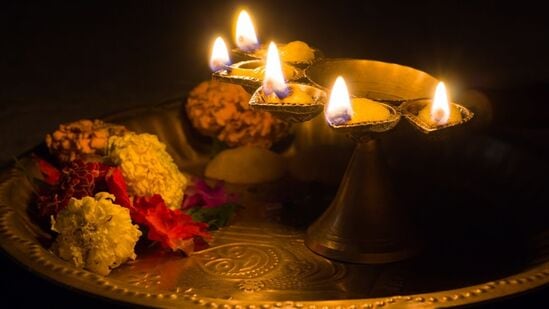 கஷ்டங்கள் தீர திங்கள்கிழமை என்ன செய்ய வேண்டும்?.. இன்று மார்ச் 24 நல்ல நேரம், ராகு காலம், எமகண்டம் எப்போது? -விபரம் இதோ! கஷ்டங்கள் தீர திங்கள்கிழமை என்ன செய்ய வேண்டும்?.. இன்று மார்ச் 24 நல்ல நேரம், ராகு காலம், எமகண்டம் எப்போது? -விபரம் இதோ!