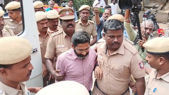 ஆட்சியாளர்களின் இந்த அராஜகப் போக்கு தொடர்வது நல்லதல்ல. இதன் பின்னணியில் இருப்பவர்கள் யாராக இருந்தாலும், அவர்கள் மீது கடுமையான நடவடிக்கை எடுக்கப்பட வேண்டும் என்று வலியுறுத்துகிறோம் என்று தன்னுடைய எக்ஸ் தளத்தில் அண்ணாமலை பதிவிட்டுள்ளார்