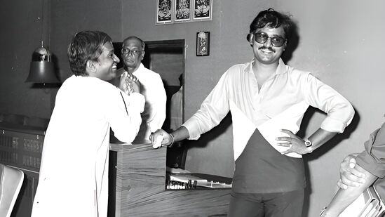 Director Bhagyaraj: விளக்கு வச்ச நேரத்தில தந்தானன்னா.. இளையராஜாவை வச்சு செக்ஸி பாட்டு தந்த பாக்யராஜ்.. இதுதான் உண்மை! Director Bhagyaraj: விளக்கு வச்ச நேரத்தில தந்தானன்னா.. இளையராஜாவை வச்சு செக்ஸி பாட்டு தந்த பாக்யராஜ்.. இதுதான் உண்மை!