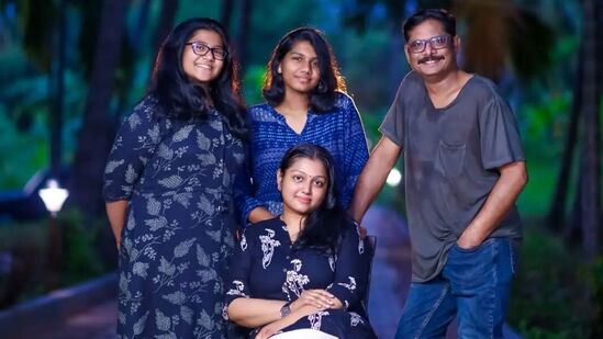 கேரளாவைச் சேர்ந்த நந்தனாவும் நடிகையாவார். தமிழ், தமிழர் உணர்வோடு செயல்பட்டு வந்த பாரதிராஜாவை, கேரள பெண்ணை மணந்த மகனை வைத்து, அந்த சமயத்தில் சிலர் விமர்சனம் செய்தனர்.