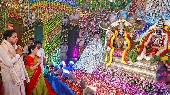 அன்னமய்யா பவனில் நடந்த அறங்காவலர் குழு கூட்டத்திற்குப் பிறகு செய்தியாளர்களிடம் பேசிய பி.ஆர். நாயுடு, ''2024-25ஆம் ஆண்டிற்கான திருத்தப்பட்ட மதிப்பீடுகளின்படி, திருப்பதி தேவஸ்தானத்திற்கு ரூ .5,180 கோடி வருவாய் கிடைத்துள்ளது என்றார். வாரியம் ஒப்புதல் அளித்த பட்ஜெட் புள்ளிவிவரங்களின்படி, டி.டி.டி தனது வருவாயின் பெரும்பகுதியை பக்தர்களின் உண்டியல் (பணப் பெட்டகம்) காணிக்கைகளிலிருந்து  ரூ.1,729 கோடி வரை பெறும் என்று எதிர்பார்க்கிறது. திருப்பதி தேவஸ்தானத்தின் வங்கி டெபாசிட்களுக்கான வட்டி சுமார் 1,310 கோடி ரூபாயாக இருக்கும் என்றும், பிரசாதம் விற்பனை மூலம் கிடைக்கும் வருவாய் 600 கோடி ரூபாயை எட்டும் என்றும் எதிர்பார்க்கப்படுகிறது. தரிசனம் டிக்கெட்டுகள் விற்பனை சுமார் 310 கோடி ரூபாய் கிடைக்கும் என்றும், பக்தர்களின் தலையில் மொட்டை அடித்து பெறப்பட்ட மனித முடியை ஏலம் விடுவதன் மூலம் ரூ .176.5 கோடி கிடைக்கும் என்றும் அவர் கூறினார்.