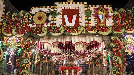 "வருவாய் செலவினங்களின் பெரும்பகுதி, சுமார் 1,774 கோடி ரூபாய் ஊழியர்களின் சம்பளம் மற்றும் தொழிலாளர்களின் சம்பளமாகச் செல்லும். மூலப்பொருட்கள் வாங்க ரூ.768 கோடியும், பிற முதலீடுகளுக்கு ரூ.800 கோடியும், பல்வேறு பொறியியல் பணிகளுக்கு ரூ.300 கோடியும் ஒதுக்கப்பட்டுள்ளது’’ என்றார், பி.ஆர்.நாயுடு.திருமலை திருப்பதி தேவஸ்தான வாரியத்தின் மற்ற முடிவுகளை விளக்கிய டி.டி.டி தலைவர் பி.ஆர்.நாயுடு, "'கோயில் சமையலறை தொழிலாளர்களின் சம்பளத்தை அதிகரிக்கவும், அவர்களுக்கு சிறந்த மருத்துவ சேவையை வழங்கவும் முடிவு செய்யப்பட்டது. கோடங்கல், கரீம்நகர், உபமகா, அனகாபள்ளி, கர்னூல், தர்மாவரம், தலகோனா மற்றும் திருப்பதி ஆகிய இடங்களில் உள்ள பல்வேறு கோயில்களை புனரமைக்க நிதி உதவி வழங்கவும் வாரியம் ஒப்புதல் அளித்துள்ளது. திருமலையில் உள்ள சில விஐபி மற்றும் விஐபி அல்லாத விருந்தினர் மாளிகைகளை புனரமைக்க வாரியம் முடிவு செய்துள்ளது’’ கூறியுள்ளார். 