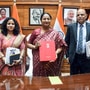 ‘மகளிருக்கு மாதம் ரூ.2500.. சிஎம் ஸ்ரீ பள்ளிகள்.. இலவச லேப்டாப்..’ டெல்லி பட்ஜெட்டில் 1 லட்சம் கோடி ஒதுக்கீடு! 