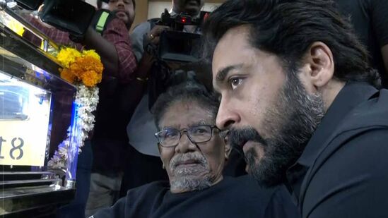 கண்கலங்கிய பாரதிராஜா.. கைகளை பற்றிக்கொண்ட சூர்யா - மனோஜ் பாரதிராஜவுக்கு அஞ்சலி கண்கலங்கிய பாரதிராஜா.. கைகளை பற்றிக்கொண்ட சூர்யா - மனோஜ் பாரதிராஜவுக்கு அஞ்சலி