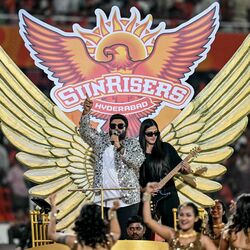 <p>வியாழக்கிழமை ஸ்டேடியத்தில் சன்ரைசர்ஸ் ஹைதராபாத் மற்றும் லக்னோ சூப்பர்ஜெயண்ட்ஸ் அணிகளுக்கு இடையேயான போட்டிக்கு முன் தமன் இசை விருந்து சிறப்பு ஈர்ப்பாக இருந்தது. பிளாக்பஸ்டர் பாடல்களால் அரங்கத்தை அதிர வைத்தார்.</p>