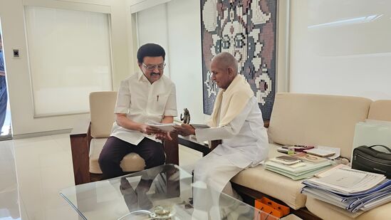 Music Director Ilaiyaraaja: இசைஞானி இளையராஜாவை கௌரவிக்கும் தமிழ்நாடு அரசு.. சிம்பொனி நாயகனுக்கு விழா நடத்த ஏற்பாடு.. Music Director Ilaiyaraaja: இசைஞானி இளையராஜாவை கௌரவிக்கும் தமிழ்நாடு அரசு.. சிம்பொனி நாயகனுக்கு விழா நடத்த ஏற்பாடு..