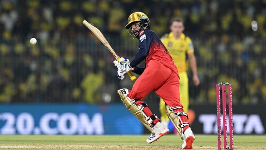 தேவ்தத் படிக்கல் இறங்கி வந்து நன்றாக விளையாடினார். இருப்பினும், அவர் 14 பந்துகளில் 27 ரன்களில் ஆட்டமிழந்தார். இருப்பினும் சென்னை அணிக்கு எதிராக கேப்டன் ரஜத் படிதார் சிறப்பான ஆட்டத்தை வெளிப்படுத்தினார். ஆர்சிபி சிப்பில் நல்ல ஸ்கோரை எட்டியது. இறுதியில், ஆர்சிபி கேப்டன் பதிரானா 32 பந்துகளில் 51 ரன்களில் ஆட்டமிழந்தார். 