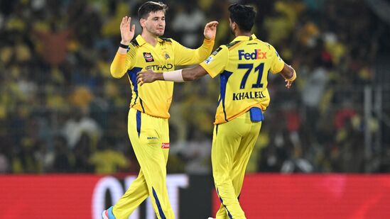 லிவிங்ஸ்டோன் 9 பந்துகளில் 10 ரன்களும், ஜிதேஷ் சர்மா 6 பந்துகளில் 12 ரன்களும் எடுத்தனர். ஆப்கானிஸ்தான் சுழற்பந்து வீச்சாளர் நூர் அகமது மீண்டும் பந்தில் கவனத்தை ஈர்த்தார். அவர் 4 ஓவர்களில் 3 விக்கெட்டுகளை வீழ்த்தி 36 ரன்களை விட்டுக் கொடுத்தார். இடது கை சுழற்பந்து வீச்சாளரான இவர், முதல் போட்டியில் 4 விக்கெட்டுகளை வீழ்த்தினார். இந்த மைதானம் மற்ற மைதானங்களைப் போல 230-240 ரன்கள் வராது. எனவே சிதம்பரம் மைதானத்தில் 180-190 ரன்கள் கூட நல்ல ஸ்கோராக கருதப்படுகிறது. இறுதியில், டிம் டேவிட் 8 பந்துகளில் 22 ரன்கள் எடுத்தார், ஆர்சிபியை 196 ரன்களுக்கு கொண்டு வந்தது. சிஎஸ்கேவின் இலக்கு 197 ரன்கள்.