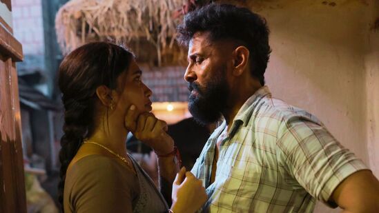 'லேட்டாக வந்தாலும் லேட்டஸ்ட்டாக குவித்த வசூல்’: வீர தீர சூரன் படத்தின்  முதல் நாள் பாக்ஸ் ஆபிஸ் வசூல் நிலவரம்!