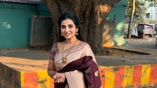 பெரிய கடை வைச்சிருக்கவங்க கூட இப்படி பேச மாட்டாங்க அப்படின்னு கமெண்ட் வருவதை எப்படி பார்க்குறீங்க?‘அப்படின்கிறீங்க. ஐந்து விரலும் ஒரே மாதிரி இருக்கிறது இல்லையா. நான் நிறைய பேசுறதைப் பார்த்து நிறைய பிடிச்சவங்களும் இருக்காங்க. பிடிக்காதவங்களும் இருக்காங்க. பிடிச்சவங்க லைக் பண்ணுங்க. பிடிக்காதவங்க என்னை பிளாக் பண்ணிடுங்க’.