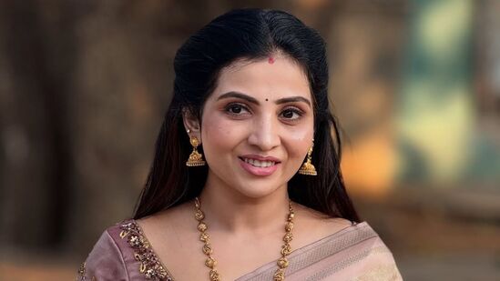 எந்தத் துறையாக இருந்தாலும் போட்டி, பொறாமை இருக்கும். உங்களுக்கு சமீபத்தில் மத்தவங்க பிசினஸை பார்த்து பொறாமைப்படுறீங்கன்னு கமெண்ட்ஸ் வந்தது இல்லையா?. அதை எப்படி பார்த்தீங்க?.‘எனக்குப் பணம் போதும்ன்னு சொல்ற அளவுக்கு இருக்கு. ஒரு பையன். நல்ல ஃபேமிலி. நான் ஃபேமிலி மெம்பர்ஸோட தான் இருக்கேன். எனக்கு மக்கள் கொடுத்ததைத் தக்கவைச்சிக்கிட்டாலே போதும். எனக்கு யார்மேலும் பொறாமை இல்லை. நான் என்னுடைய சோசியல் மீடியா பக்கங்களில் என்னுடைய கஷ்டங்களைக் காட்டியது இல்லை. நெகட்டிவ் ஆக எல்லாம் ஷோ செய்தது இல்லை. புதுசா வருகிறவங்களுக்கும் அதுதான் சொல்றேன். என்னை ஒப்பிட்டு எல்லாம் ஒன்னும் ஆகப் போறது இல்லை. நான் பதிலுக்கு ஒரு வீடியோ எல்லாம் போடுறது இல்லை. நான் என்னுடைய வேலையை மட்டுமே பார்க்கிறேன். அவ்வளவு தான்’.