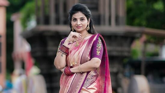 ஒரு சேலை பிசினஸ் பண்றதாக இருந்தால் எவ்வளவு முதலீட்டில் ஆரம்பிக்கலாம். எவ்வளவு மார்ஜின் வைக்கலாம்?இப்போது லாபம் கம்மியாகி ஆகிடுச்சுங்க. நிறைய பேர் வந்திட்டதால். இப்போது ஸ்க்ரோல் பண்ணினால் நிறைய பேஜ் பார்க்கலாம். மூன்று முதல் நான்கு லட்சம் இருந்தால் சேலை பிசினஸ் தொடங்கலாம்ங்க. மத்தபடி, ரூபாய்க்கு ஏத்தமாதிரி குவாலிட்டி இருக்கும். நாம் எவ்வளவு பண்றோமோ, அவ்வளவு லாபம் கிடைக்கும்.சீரியலில் நடிக்கிறதுக்கு ஆஃபர் எல்லாம் வருதுன்னு கேள்விப்பட்டோம்?நிர்மலா மேம் இருந்தாங்க இல்லையா, விஜய் டிவியில். அவங்க இப்போது காலமாகிட்டாங்க. அவங்க எப்போது பார்த்தாலும் என்னை சீரியலுக்கு வா சீரியலுக்கு வான்னு கூப்பிட்டுக்கிட்டே இருந்தாங்க. எனக்கு ஆக்டிங் பேஷன் இல்லை. வொர்க்கிற்காக அதைப் பண்ணிக்கிறேன். என் வொர்க்கில் நான் தனியாக இருந்தால்போதும். அவ்வளவு தான்.நன்றி: கலாட்டா தமிழ் யூடியூப் சேனல்