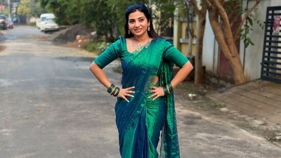 ஓவர் ஆக்டிங். சராசரி பெண் மாதிரி பேசமாட்டிங்றீங்க. நீங்க மட்டும் 24*7 வேலை பார்க்கிறமாதிரி சீன் போடுறீங்க. நிறையப் பெண்கள் அமைதியான முறையில் வேலைப் பார்க்கிறாங்க. யாரும் உங்களவுக்கு ஆட்டியூட் காட்டியது இல்லை. இந்த கமெண்ட்டை எப்படி பார்க்குறீங்க?'ஆட்டியூட்னு எதைச் சொல்றாங்கன்னு தெரியல. நான் 24*7 வேலை பார்த்ததே கிடையாது. ஹவுஸ் வொய்ஃப் ஆக இருக்கிறவங்க கூட 8 மணி நேரம் தூங்குவாங்கலான்னு தெரியல. நான் 8 மணி நேரம் நல்லாத் தூங்குவேன். எக்ஸ்போ நடக்கும்போது கூட 8 மணிநேரம் நல்லாத் தூங்குவேன். அதில் மாற்றமே இல்லை. நான் மட்டும் தான், இந்த பொட்டிக்கை மேல கொண்டுவந்து நிறுத்துனேன் சொன்னதே இல்லை. ஒரு விரலில் என்னால் சாப்பிட முடியாது.ஐந்துவிரலில் தான் நான் சாப்பிட்டுட்டு இருக்கேன். என்னை சுத்தி நாலைஞ்சு பேர் இருக்காங்க. நான் ஜிம் போவேன், ஃபிரெண்ட்ஸ் ஓட வெளியில் போவேன், ஃபேமிலியோட வெளியில் போவேன், வாரத்தில் நான்கு நாட்கள் தான் வேலை பார்க்கிறேன். மே மாதம் ஆனால் நான் வேலை செய்யமாட்டேன். ஜனவரி மாதம் பாதி நான் வேலை செய்யமாட்டேன்'.