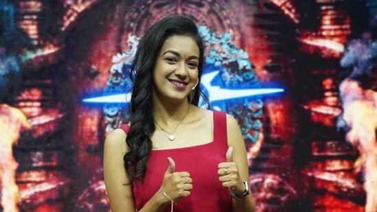 Shruthi Narayanan: பிரபல சீரியல் நடிகை ஷ்ருதி நாராயணன் பெயரில் ஆபாச வீடியோ ஒன்று சமூகவலைதளங்களில் உலா வந்து கொண்டிருக்கிறது. இதனால், ஷ்ருதி கடுமையான விமர்சனங்களுக்கு உள்ளாக்கப்பட்டு வருகிறார். முதலில் இதிலிருந்து தப்பிக்க, தன்னுடைய இன்ஸ்டாகிராம் கணக்கை பிரைவேட்டாக மாற்றிய ஷ்ருதி, பின்னர் அதனை பப்ளிக்காக மாற்றி மீண்டும் வழக்கம் போல செயல்பட ஆரம்பித்து இருக்கிறார். இந்த நிலையில் இவர் கடந்த சில மாதங்களுக்கு மீடியா சர்க்கிள் யூடியூப் சேனலுக்கு கொடுத்த பேட்டியை பார்க்கலாம். <p>Shruthi Narayanan: பிரபல சீரியல் நடிகை ஷ்ருதி நாராயணன் பெயரில் ஆபாச வீடியோ ஒன்று சமூகவலைதளங்களில் உலா வந்து கொண்டிருக்கிறது. இதனால், ஷ்ருதி கடுமையான விமர்சனங்களுக்கு உள்ளாக்கப்பட்டு வருகிறார். முதலில் இதிலிருந்து தப்பிக்க, தன்னுடைய இன்ஸ்டாகிராம் கணக்கை பிரைவேட்டாக மாற்றிய ஷ்ருதி, பின்னர் அதனை பப்ளிக்காக மாற்றி மீண்டும் வழக்கம் போல செயல்பட ஆரம்பித்து இருக்கிறார். இந்த நிலையில் இவர் கடந்த சில மாதங்களுக்கு மீடியா சர்க்கிள் யூடியூப் சேனலுக்கு கொடுத்த பேட்டியை பார்க்கலாம்.</p><h2> </h2>
