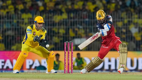 ஆனால், இந்த போட்டியில் விராட் கோலி சொதப்பினார். அவர் 30 பந்துகளில் 31 ரன்கள் மட்டுமே எடுத்தார். நூர் அகமது பந்துவீச்சில் கேட்ச் ஆனார் கோலி.