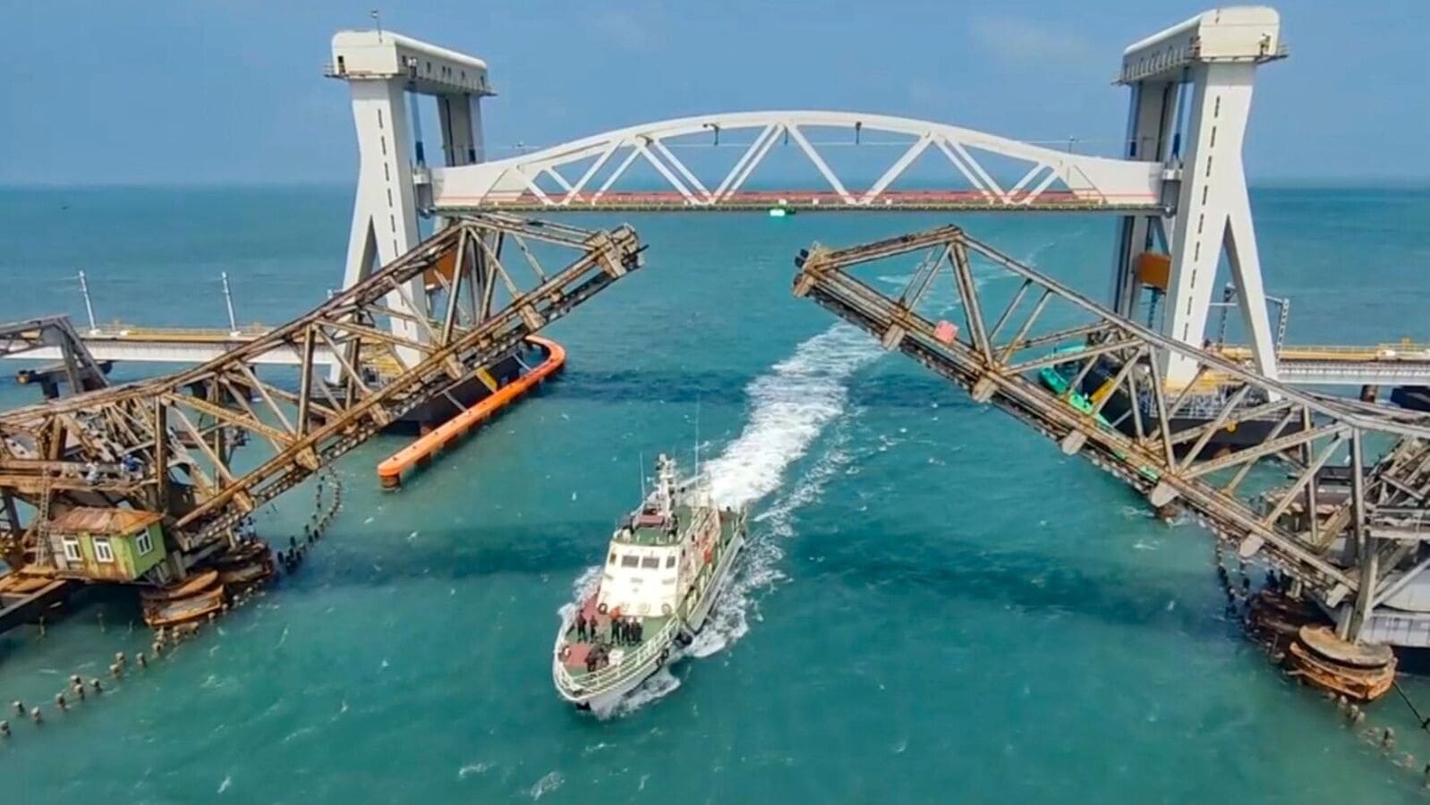 Pamban Bridge: திறப்பு விழாவுக்கு தயாராகும் பாம்பன் புதிய ரயில் பாலம்.. ஆய்வு செய்த அதிகாரிகள்!