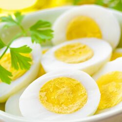<div><p>Egg Snacks: முட்டை உடலுக்குத் தேவையான ஓர் சீரான உணவு என்று அழைக்கப்படுகிறது. அதனால்தான் அவற்றை தினமும் சாப்பிட மருத்துவர்கள் பரிந்துரைக்கின்றனர். இது நமது அன்றாட தேவைகளை பூர்த்தி செய்யும் அளவுக்கு ஊட்டச்சத்துக்கள் நிறைந்துள்ளது. பொதுவாக, ஒரு கோழி முட்டை 65 கிராம் எடை இருக்கும். இதில் பொட்டாசியம், இரும்பு, துத்தநாகம் மற்றும் வைட்டமின் ஈ நிறைந்துள்ளது. இது சுமார் 55 கலோரிகளையும் 5.25 கிராம் புரதத்தையும் வழங்குகிறது.</p></div><div><p>இது அதிக புரதச்சத்து நிறைந்த உணவு என்று கூறப்படுகிறது. இது தசைகளை வலுவாக வைத்திருக்கவும், குழந்தைகளின் வளர்ச்சியை ஒழுங்காக வைத்திருக்கவும் மிகவும் பயனுள்ளதாக இருக்கும். இதைச் சாப்பிடுவதால் பல ஆரோக்கிய நன்மைகள் உள்ளன.</p></div><div><p>ஒவ்வொரு நாளும் உணவின் ஒரு பகுதியாக ஒரு முட்டையைச் சாப்பிட வேண்டும் என்று மருத்துவ நிபுணர்கள் கூறுகிறார்கள். ஏனெனில், பல நன்மைகள் முட்டையில் உள்ளன. இருப்பினும், தினமும் ஒரு வேகவைத்த முட்டையைச் சாப்பிடுவது சலிப்பை ஏற்படுத்தும்.</p></div><div><p>எனவே, முட்டையை நீங்கள் கொஞ்சம் வித்தியாச உணவாக செய்து, ஒவ்வொரு நாளும் வெவ்வேறு வழியில் சாப்பிட முயற்சி செய்யுங்கள். அதை எப்படி செய்வது என்று பார்ப்போம்.</p></div>