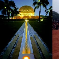 <p>புதுச்சேரிக்கு அருகில் அமைந்துள்ள ஒரு தனித்துவமான நகரமான ஆரோவில், ஸ்ரீ அரவிந்தரின் ஆன்மீக ஒத்துழைப்பாளரான "தாய்" என்றும் அழைக்கப்படும் மிர்ரா அல்பாசாவால் 1968 ஆம் ஆண்டு நிறுவப்பட்ட ஒரு சர்வதேச சமூகமாகும். அனைத்து தேசிய இனங்கள், மதங்கள் மற்றும் கலாச்சாரங்களைச் சேர்ந்த மக்கள் அமைதியுடனும் நல்லிணக்கத்துடனும் ஒன்றாக வாழக்கூடிய ஒரு உலகளாவிய நகரத்தை உருவாக்குவதே இதன் குறிக்கோள்.</p>
