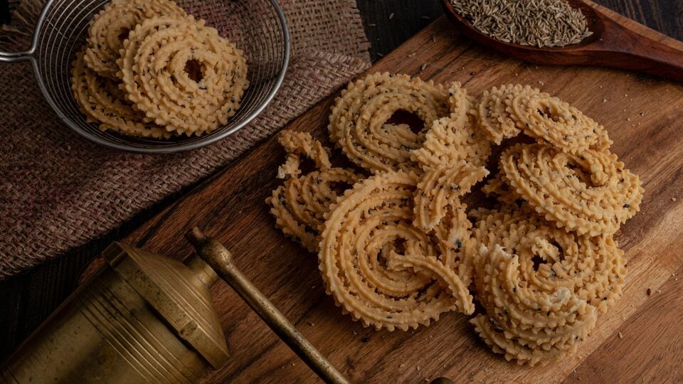 தமிழ்நாட்டின் பாராம்பரிய சிற்றுண்டி கை முறுக்கு செய்யத் தெரியுமா? ஈசி தான்! இன்னைக்கே தெரிஞ்சுக்கலாம்!