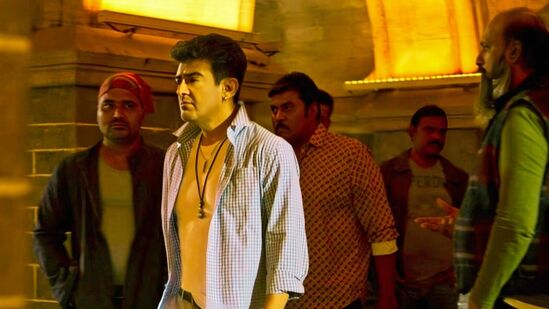 ‘என்ன ஏகே.. உன் வரலாறு எடுத்துப் பார்த்தேன்.. நீ பழைய வில்லனாமே..’ என்று படத்தின் வில்லன் கேட்பதும், அடுக்கடுக்காய் பழைய கெட்டப்புகளில் அஜித் வாக்கிங் வருவதும், டிரெய்லர் ட்ரீட்! ‘நடுரோட்ல எங்கப்பாவ கார்ல இருந்து தள்ளிவிட்டாரு’ என மங்கத்தாவை கனெக்ட் செய்கிறார் த்ரிஷா!