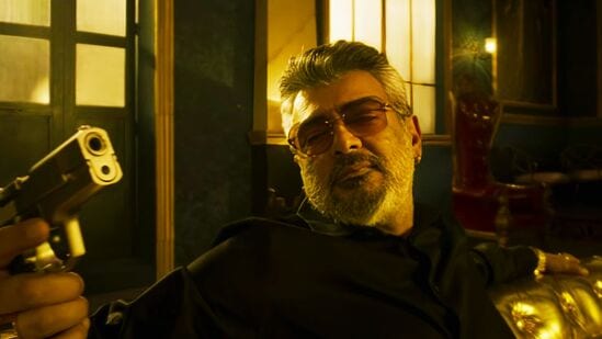 ‘அண்ணன் வர்றார் வழிவிடு..’ என்று விஜய்க்கு வைத்த டயலாக்கை.. ‘ஏகே வர்றார் வழிவிடு..’ என யோகிபாபு பேசுகிறார். ‘மூச்சு இருக்கும்.. முழி இருக்கும்.. உடம்புல உயிர் இருக்காது..’ என தீனா டயலாக்கை அஜித் கூறியதும், தோட்டாக்கள் பறக்கிறது. தோட்டா மட்டுமா… ரசிகர்களின் மனதும் தான். குட் பேட் அக்லி.. படத்தின் எதிர்பார்ப்பை அடிக்கு அடிக்கு.. உதைக்கு உதை உயர்த்துகிறது. 