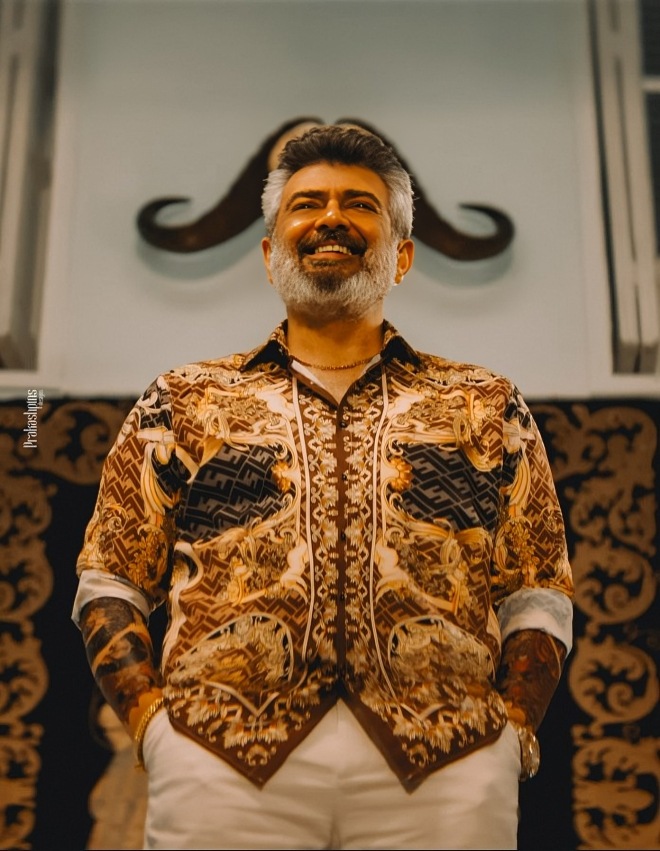 இதுவரை அஜித் படத்தில் இல்லாத அளவிற்கு, வேறு ஒரு படத்தின் பாடலோடு டிரெய்லரின் பெரும்பாலான காட்சிகள் வருகின்றன. உண்மையில் இது AK படமில்லை. பழைய அஜித் படம்.. அதாவது அல்டிமேட் ஸ்டார் அஜித் படம் மாதிரி, டிரெய்லர் இருக்கிறது