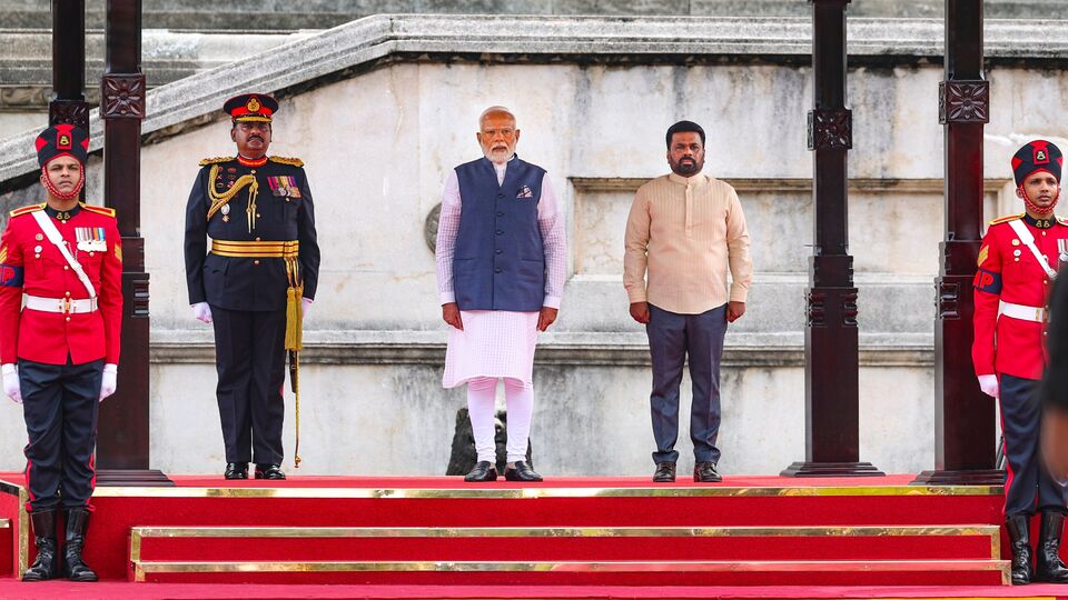 PM Modi: இலங்கை அதிபர் அநுர குமார திசாநாயகவுடன் பிரதமர் மோடி சந்திப்பு.. பாரம்பரிய முறையில் வரவேற்பு!