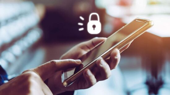 ஒவ்வொரு முறையும் நீங்கள் ஸ்மார்ட்லாக் அம்சத்தைப் பயன்படுத்தும் போது உங்கள் போனைத் திறப்பது கொஞ்சம் மோசமானதாக இருக்கலாம், ஆனால் ஸ்மார்ட்லாக் அம்சத்தின் மூலம், நீங்கள் அதை தானாகவே திறக்கலாம். செட்டிங்ஸ் பாதுகாப்பு பிரிவில் smartlock என்பதற்குச் செல்லவும். இங்கிருந்து நம்பகமான இருப்பிடம், சாதனம், இருப்பிடம் அல்லது நம்பகமான சாதனங்கள் போன்ற நம்பகமான இருப்பிடங்களை அமைக்கலாம், இதனால் நீங்கள் நம்பகமான இருப்பிடம் அல்லது சாதனத்திற்கு அருகில் இருக்கும்போது ஃபோன் தானாகவே அன்லாக் செய்யப்படும்.