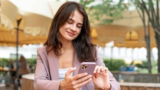 ஸ்மார்ட்போன்கள் நம் அன்றாட வழக்கத்தின் ஒரு பகுதியாக மாறிவிட்டன, ஆனால் உங்கள் தொலைபேசியில் சில ரகசிய செட்டிங்ஸ் உள்ளன என்பது உங்களுக்குத் தெரியுமா? அவற்றைப் பயன்படுத்தி உங்கள் தொலைபேசி அனுபவத்தை சிறப்பாக மாற்றலாம். அத்தகைய 8 தனிப்பட்ட செட்டிங்ஸ் பற்றிய தகவல்கள் இங்கே.