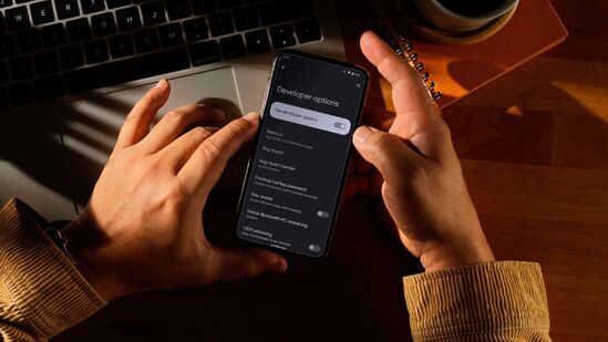 டெவலப்பர் ஆப்ஷன்ஸைத் திறக்கவும். டெவலப்பர் ஆப்ஷன்ஸ்உங்கள் போனின் செயல்திறனை மேம்படுத்த விரும்பினால் டெவலப்பர் ஆப்ஷன்ஸை இயக்க வேண்டும். இதற்கான செட்டிங்ஸ்களுக்குச் சென்று 'About phone' என்பதைத் தட்டவும். அதன் உருவாக்க எண்ணை 7 முறை தட்டவும். இப்போது டெவலப்பர் ஆப்ஷன்ஸ் உங்கள் போனில் திறக்கப்படும். இங்கே நீங்கள் அனிமேஷன் வேகத்தை குறைப்பதன் மூலம் போனின் வேகத்தை அதிகரிக்கலாம் மற்றும் பல மேம்பட்ட அம்சங்களை அணுகலாம். வேறு பல ஆப்ஷன்ஸ் இங்கே தோன்றும்.