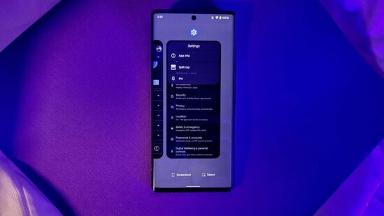 ஸ்கிரீன் பின்னிங் அம்சத்தை இயக்கவும். ஸ்கிரீன் பின்னிங் அம்சம்உங்கள் போனை ஒருவருக்குக் கொடுக்கும்போது ஒரே ஒரு பயன்பாட்டை மட்டுமே பயன்படுத்த விரும்பினால், ஸ்கிரீன் பின் செய்யும் அம்சத்தைப் பயன்படுத்தவும். பாதுகாப்பு மற்றும் மேம்பட்ட செட்டிங்ஸ்களில் திரை பின்னிங் விருப்பத்தை நீங்கள் காணலாம். எந்தவொரு செயலியையும் பின் செய்ய, அந்த செயலிக்குச் சென்று பின் ஐகானைத் தட்டவும்.
