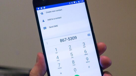 உங்கள் போனில் பல மறைக்கப்பட்ட செயலிகள்உள்ளன, அவை பொதுவாக புலப்படாது. இவற்றை அணுக, டயலரைத் திறக்கவும். *#*#4636#** டயல் செய்யவும், அங்கு பேட்டரி நிலை, நெட்வொர்க் தகவல் மற்றும் பிற மறைக்கப்பட்ட தரவைக் காணலாம்.