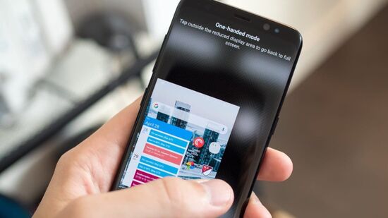 சிங்கிள் ஹேண்ட் பயன்முறை உங்கள் ஃபோன் பெரியதாகவும், ஒரு கையால் பயன்படுத்த கடினமாகவும் இருந்தால், சிங்கிள் ஹேண்ட்  பயன்முறையை இயக்கவும். சைகைகள் மற்றும் இயக்கங்களுடன் ஒரு சிங்கிள் ஹேண்ட் பயன்முறையை இயக்கலாம். இப்போது திரையைக் கீழே சறுக்குவது இடைமுகத்தை சுருக்கி, தொலைபேசியை ஒரு கையால் நிர்வகிப்பதை எளிதாக்குகிறது.