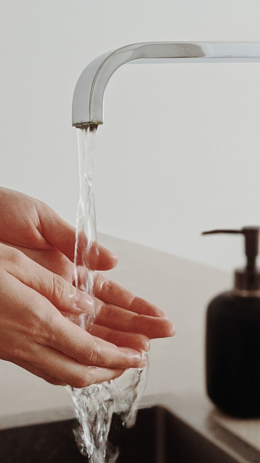 குழாய்களில் படிந்த கறையினை நீக்க உதவும் டிப்ஸ்கள்!