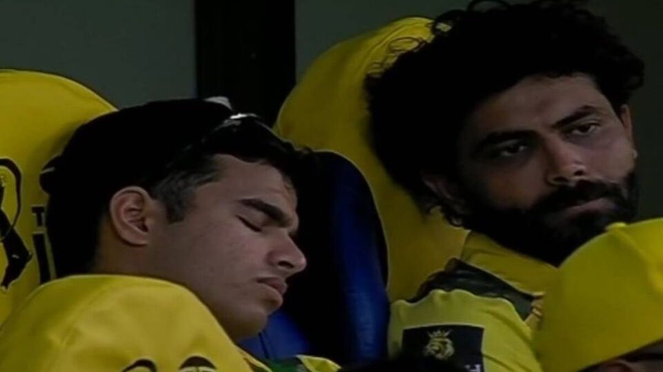 ஐபிஎல் 2025: DC-க்கு எதிராக சேஸிங்.. ஜடேஜா அருகில் அமர்ந்தபடியே தூங்கிக் கொண்டிருந்த சிஎஸ்கே வீரர்