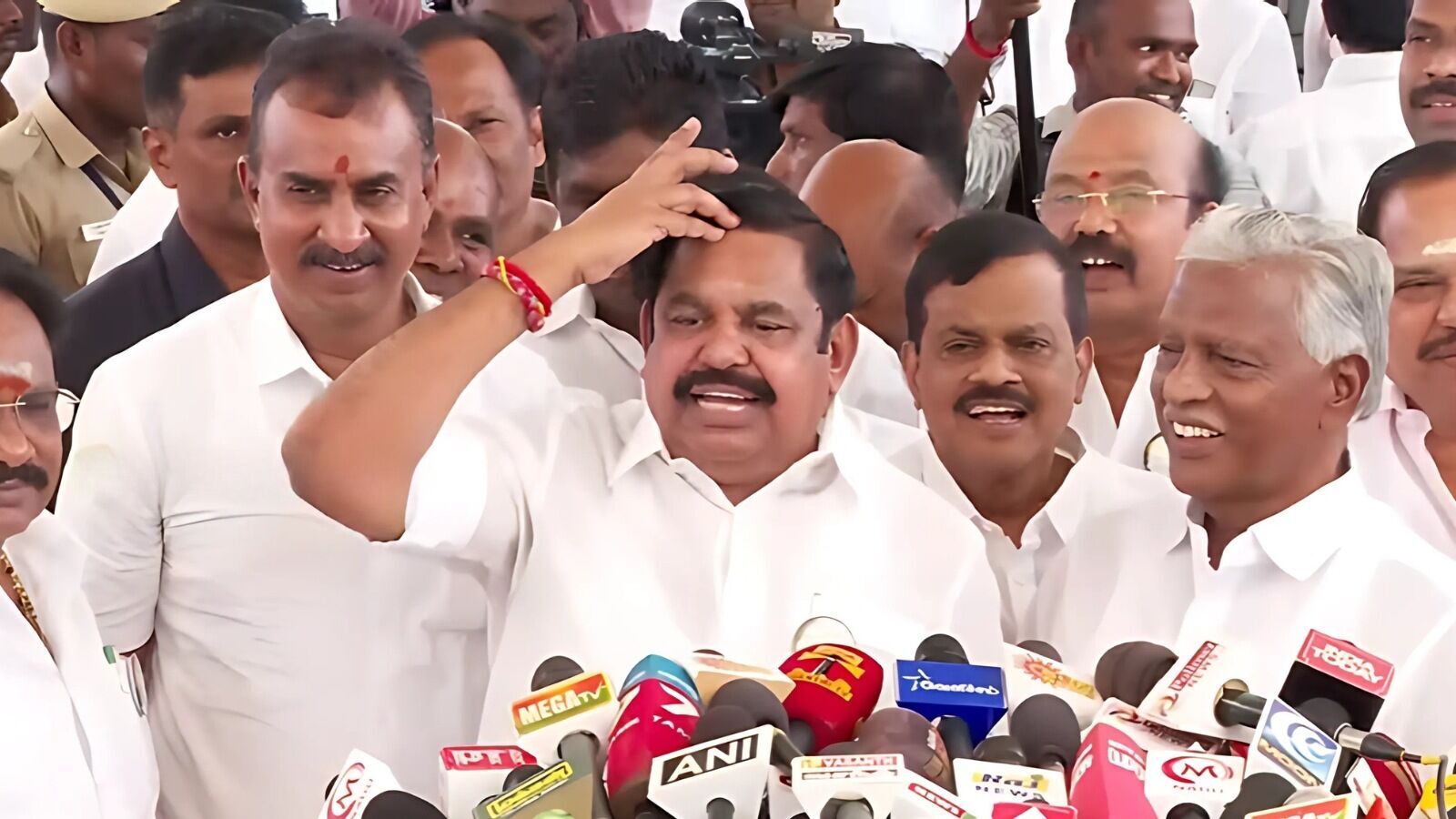 ’இவ்வளவு கேள்வி கேட்குறீங்களே! நேரு வீட்டு ரெய்டு பத்தி கேட்டீங்களா?’ செய்தியாளர்களை ரூட் எடுத்த எடப்பாடி!