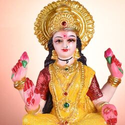 <p>லட்சுமி தேவியின் அருளால் வீட்டில் எப்போதும் செழிப்பு இருக்கும் என்று நம்பப்படுகிறது. லட்சுமி தேவி காலடி எடுத்து வைத்த வீடு எப்போதும் மகிழ்ச்சியும் செல்வமும் நிறைந்திருக்கும் என்றும், குடும்பத்தில் உள்ள அனைத்து உறுப்பினர்களும் மன ஆரோக்கியத்தைப் பெறுவார்கள் என்றும் கூறப்படுகிறது. லட்சுமி தேவி எப்போதும் வீட்டில் இருக்க பெண்கள் தினமும் சில டிப்ஸ்களை பின்பற்றலாம். அது என்னவென்று ஜோதிட சாஸ்திரத்தில் கூறப்பட்டுள்ளது கீழே கொடுக்கப்பட்டுள்ளது.</p>