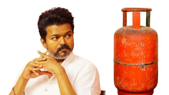 ’தேர்தலுக்குப் பின் கேஸ் விலை ஏற்றம்.. பொய் வாக்குறுதி அளித்து ஏமாற்றும் திமுகவும் ஒன்றிய அரசும்': சாடிய விஜய் ’தேர்தலுக்குப் பின் கேஸ் விலை ஏற்றம்.. பொய் வாக்குறுதி அளித்து ஏமாற்றும் திமுகவும் ஒன்றிய அரசும்': சாடிய விஜய்