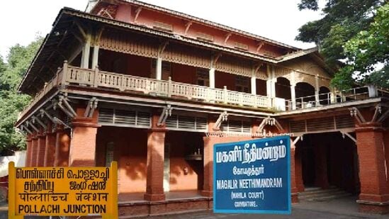 Coimbatore: பொள்ளாச்சி பாலியல் வழக்கு.. காவல் ஆய்வாளர், மருத்துவர் நேரில் ஆஜராக கோவை மகிளா நீதிமன்றம் உத்தரவு Coimbatore: பொள்ளாச்சி பாலியல் வழக்கு.. காவல் ஆய்வாளர், மருத்துவர் நேரில் ஆஜராக கோவை மகிளா நீதிமன்றம் உத்தரவு
