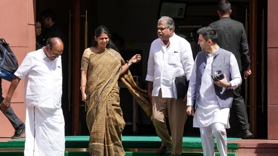 திமுக எம்.பி., கனிமொழி மற்றும் தமாக எம்.பி., ஜி.கே.வாசன், ஆம் ஆத்மி எம்பி ராகவ் ஜதா ஆகியோர் வளாகத்தில் வெளியே உரையாடிய தருணம்.