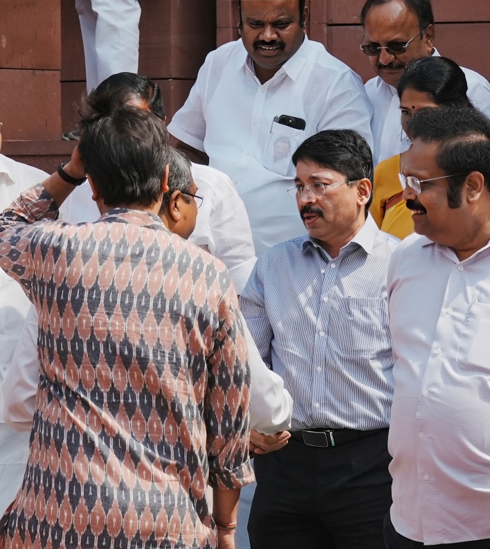 மத்திய கல்வித்துறை அமைச்சர் தர்மேந்திர பிரான் உடன் மகிழ்ச்சியான உரையாடலில் திமுக எம்.பி.,கள்